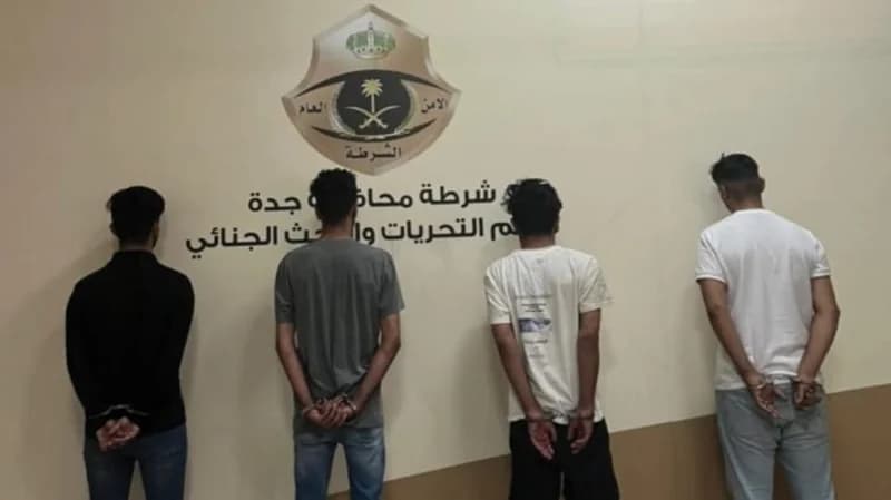 القبض على (4) أشخاص سرقوا خزانة أموال من شقة سكنية بجدة