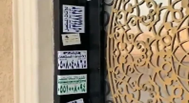 بالفيديو.. مواطن يمهل أصحاب ملصقات إعلانية 24 ساعة لإزالتها من أمام منزله