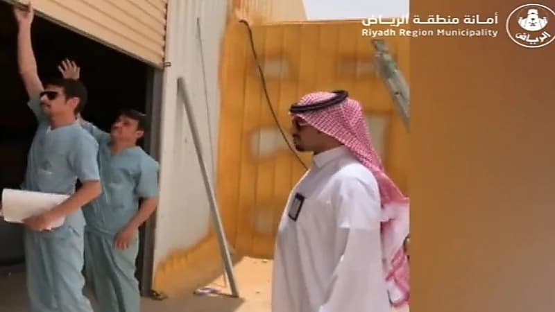 شاهد.. إغلاق مستودعين غير مرخصين في الرياض