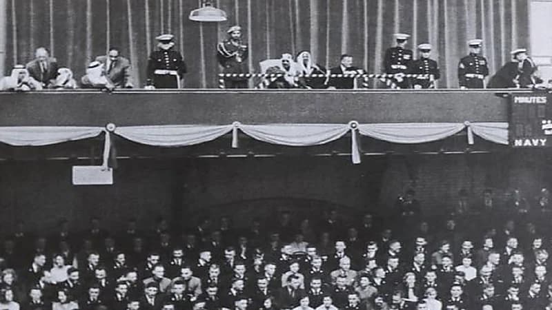 صورة نادر للملك سعود أثناء متابعته لمبارة كرة سلة