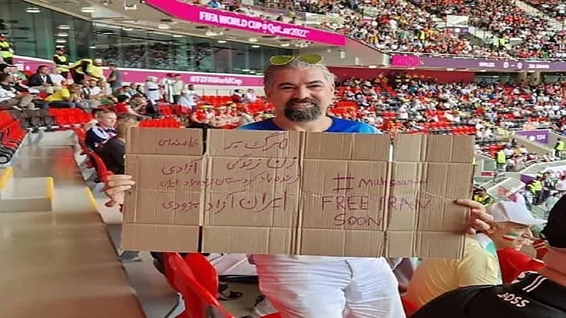 إيرانيون يرفعون مجددا لافتات "الموت لخامنئي" من مدرجات المونديال