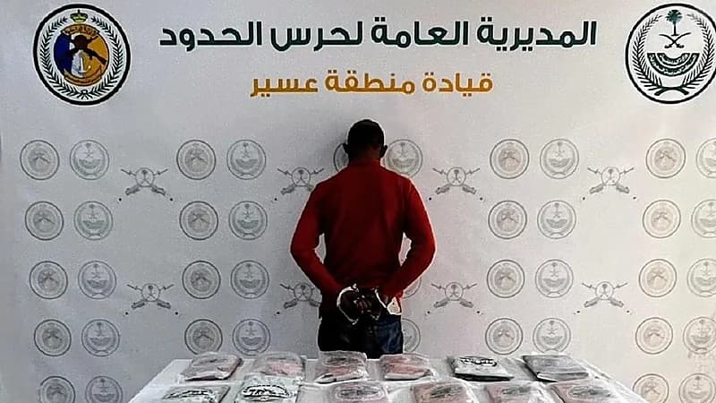 القبض على شخص لتهريبه 13 كيلوجرامًا من الحشيش المخدر بعسير