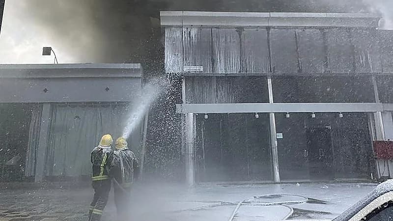 مدني عسير يباشر حريقاً في محال تجارية