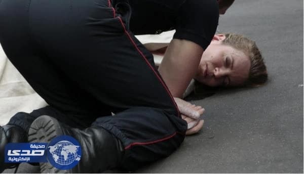 بالصور..وزيرة فرنسية سابقة تفقد الوعي عقب تعدي رجل عليها