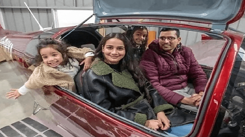 عائلة تصنع طائرة خلال فترة الإغلاق