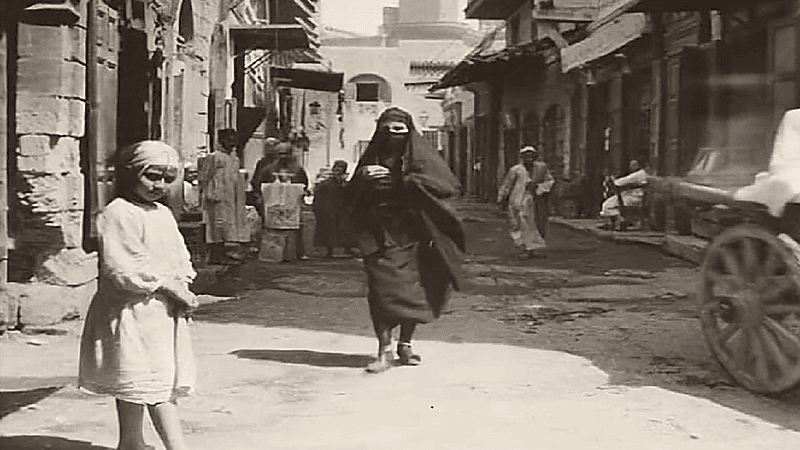 سيدات يرتدين النقاب في أحد شوارع " القلعة " عام 1931