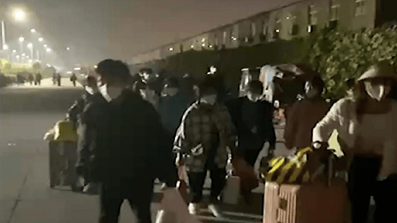 بالفيديو .. مواجهات بين الشرطة والعمال في أكبر مصنع آيفون بالصين