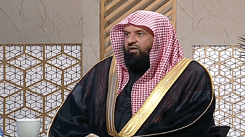 بالفيديو.. حكم وضع مسند مرتفع للسجود عليه لمن يصلي على مقعد