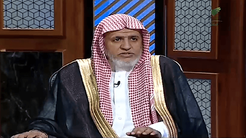 "الشبل" يوضح حكم الصلاة على سجادة مكتوب عليها اسم الشخص ومُهداة لآخر (فيديو)