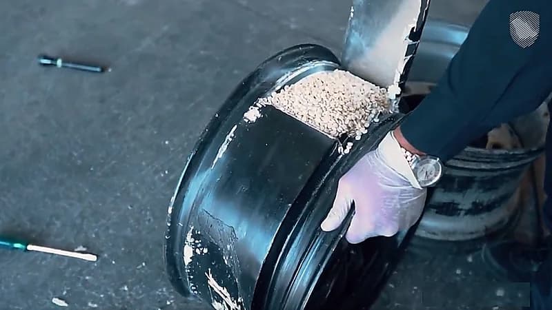 أنباء عن إصابة أمير قطر السابق بطلق ناري