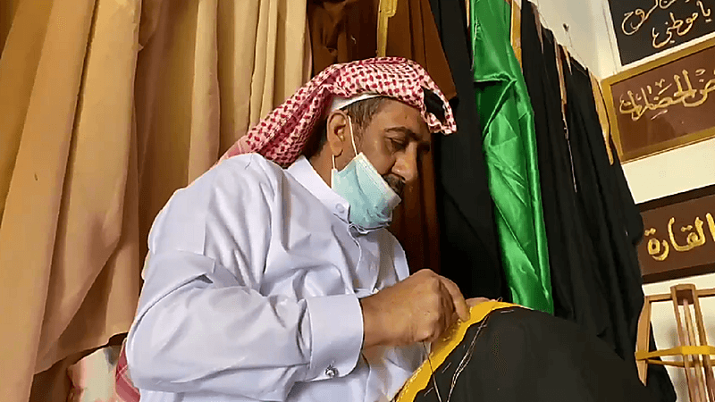 بالفيديو.. خمسيني يروي قصته في تطريز البشت الحساوي الأغلى في العالم