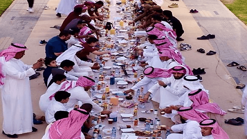 إقامة أطول مائدة إفطار بالخرج تجاوز طولها الـ 500 متر