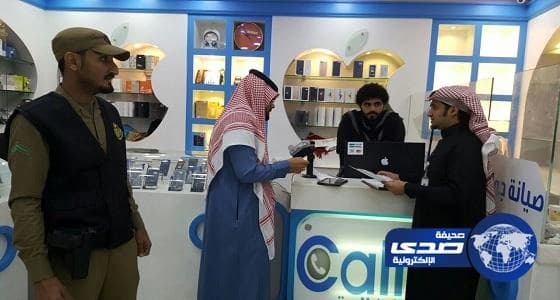 بلاغ (معآ للرصد ) يطيح بوافد امتهن بيع الجوالات بمحافظة المندق