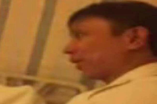 فيديو طريف لممرض فلبيني يمازح مواطن اتعبه المرض