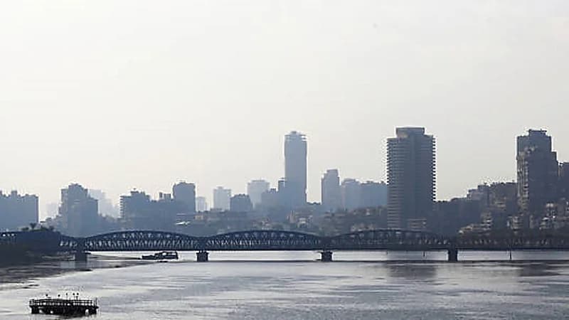 قصة امرأة تنكرت بملابس الرجال لمدة 50 سنة لإعالة ابنتها