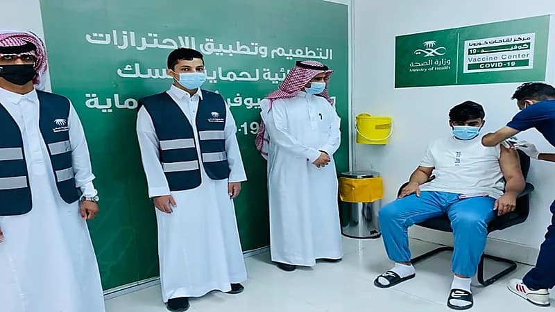 بالصور.. ‏إقبال كبير على مراكز اللقاحات من الفئة العمرية «12 - 18» عامًا بالحدود الشمالية