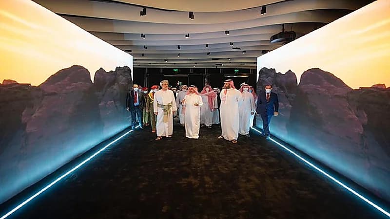 بالفيديو .. ولي العهد يصحب سُلطان عُمان في جولة بمركز نيوم للإثراء المعرفي