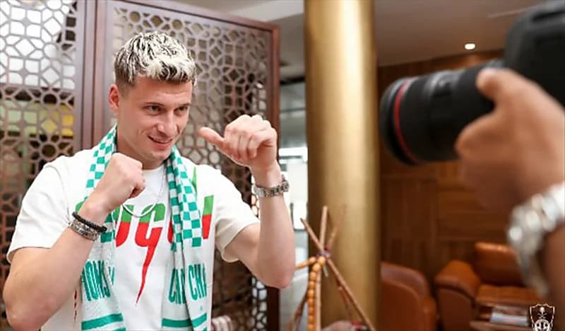 مسؤولو الأهلي يستقبلون المقدوني أليوسكي أثناء وصوله إلى جدة 