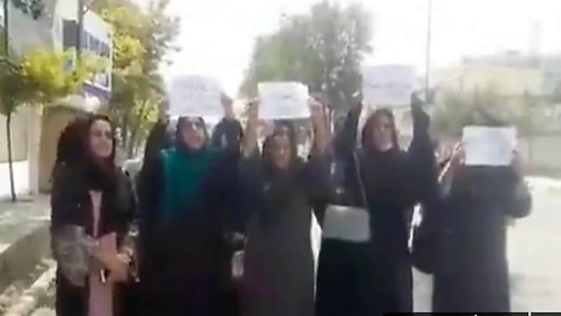شاهد.. وقفة نسائية لأفغانيات في شوارع كابل بعد سيطرة طالبان على أفغانستان 
