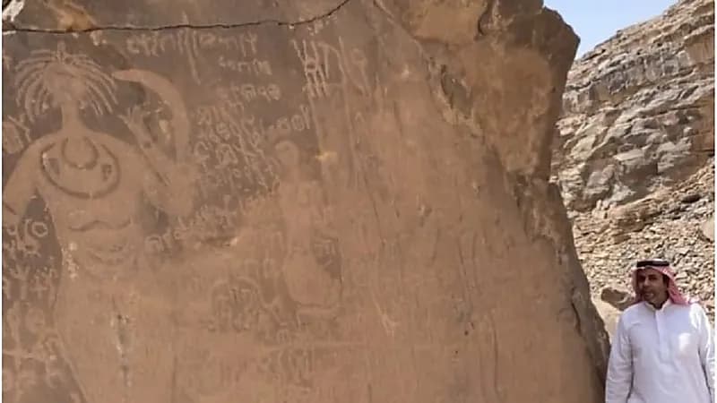 " باحث " يكشف قصة الآلة الموسيقية المنقوشة على صخور نجران