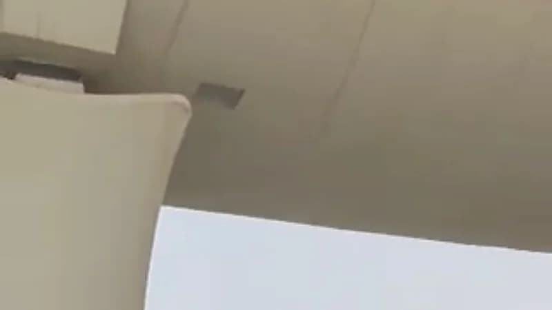 شاهد .. مقطع موثق للمكان الذي سقطت منه قطعة خرسانية على سيارة عائلية