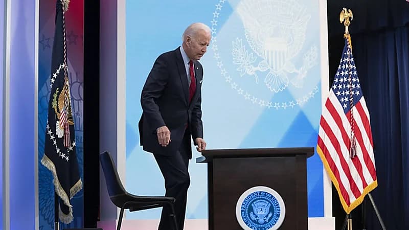 سؤال محرج يتسبب في انسحاب بايدن من مؤتمر صحفي