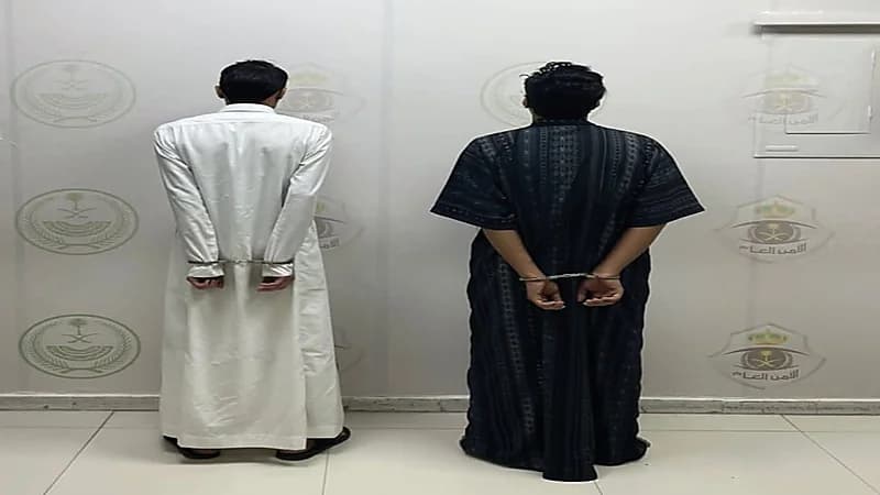 ضبط شخصين لسطوهما على محال تجارية بالرياض 