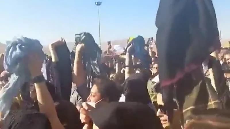 شاهد.. إيرانيات يخلعن الحجاب علناً في شوارع مدينة سقز 
