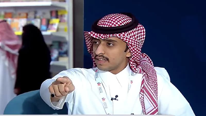 كاتب شاب: والدتي لجأت للتقسيط لمساعدتي وكتابي أقل شيء أقدمه لها (فيديو)