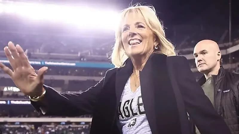 شاهد .. استقبال زوجة بايدن بصيحات استهجان لحظة دخولها مباراة كرة قدم