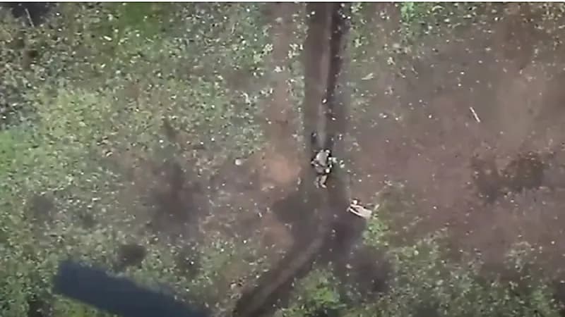 بالفيديو .. جندي روسي ينقذ نفسه من قنابل طائرة درون