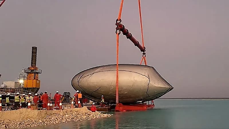 بالفيديو.. بدء تركيب الفلل العائمة في منتجع جزيرة شيبارة