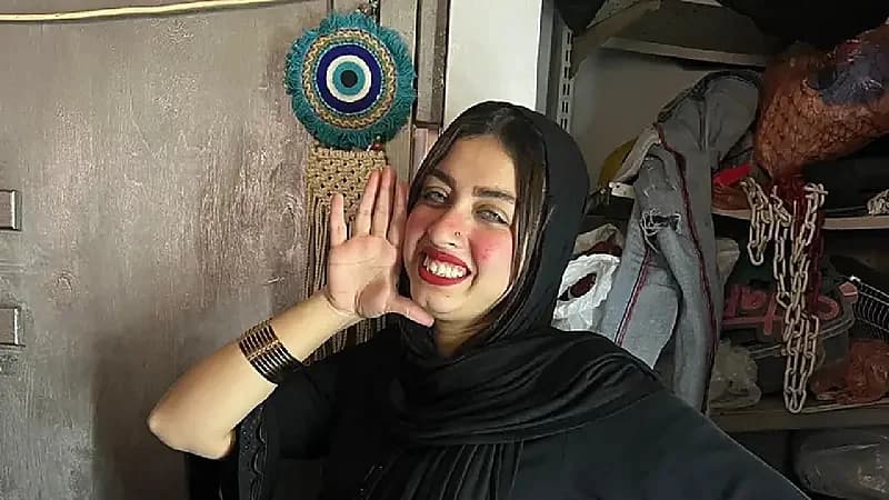 "ملكة جمال العشوائيات" .. القبض على "فتاة العباءة" في مصر