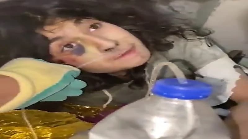 شاهد.. انتشال فتاة بعد أكثر من 160 ساعة تحت الأنقاض بتركيا 