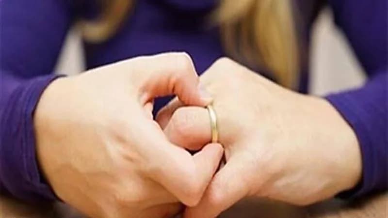 فتاة تقيم دعوى خلع ضد زوجها: بيشخر وهو نايم 