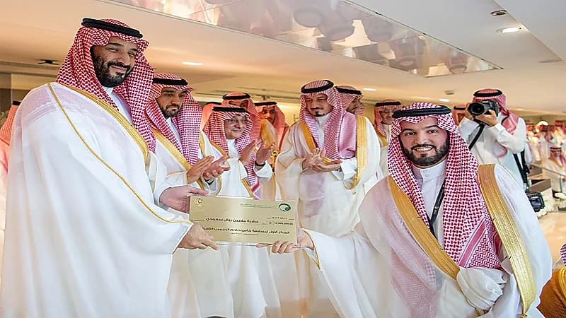 شاهد .. فهد بن نافل للاعبي الهلال: اليوم أول وآخر مرة أشيل الكأس معكم