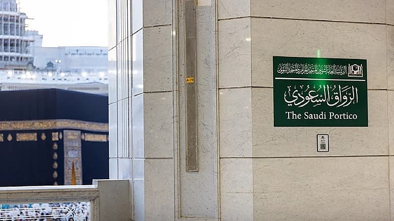 بدء تركيب اللوحات التعريفية بالرواق السعودي .. صور