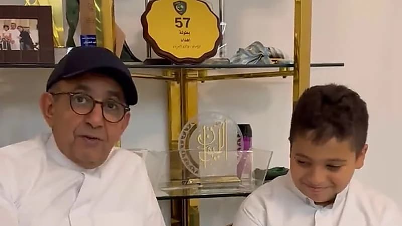 حفيد داود الشريان يعطيه درسًا في الفرق بين الأذان المكي والمدني.. فيديو