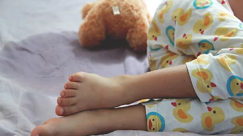 والدان يسجنان طفلهما ذي الـ 3 سنوات لتبوله اللاإرادي !