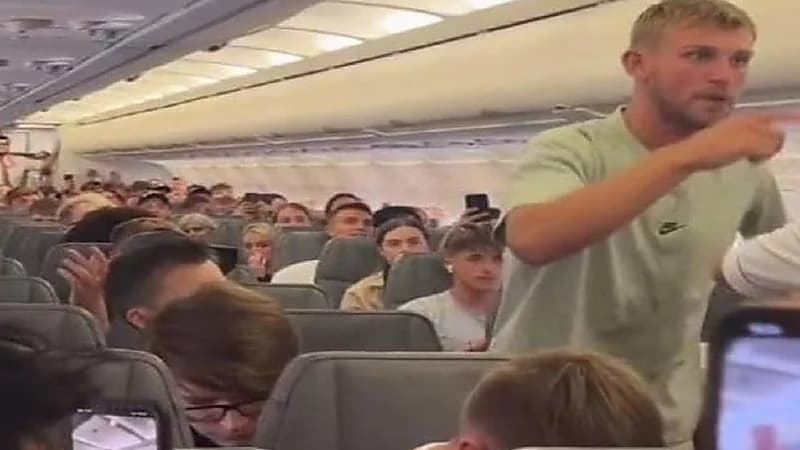 ملاكم يحاول فتح باب الطائرة أثناء إقلاعها