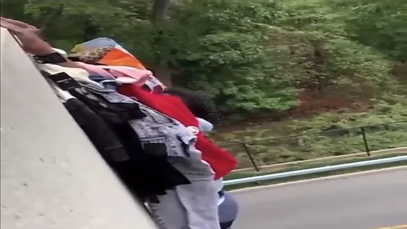 مشهد طريف للص منحوس حاول سرقة ملابس من أحد المحلات.. فيديو