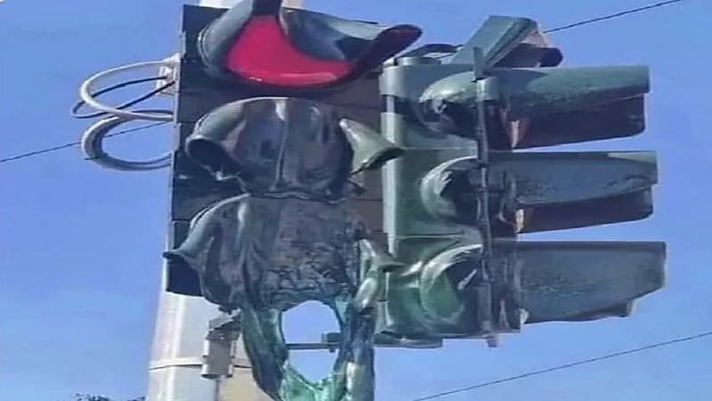 إشارة مرور تذوب من شدة الحر بتركيا