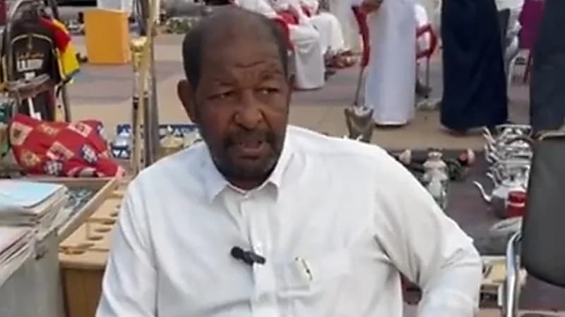 مواطن قادته خسارته في سوق الأسهم لبيع الكتب والصحف القديمة..فيديو