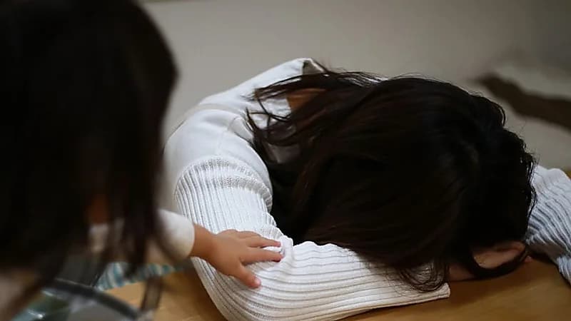 طفلة مصرية تجلس بجوار جثة والدتها 6 أيام