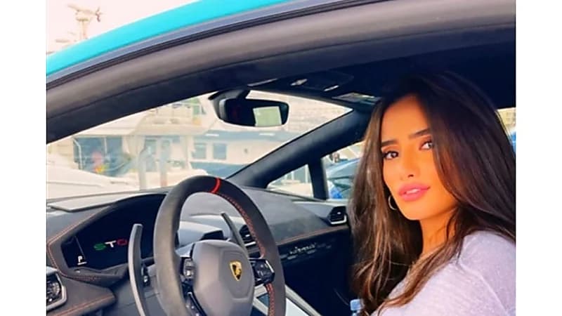 على طريقة محمد رمضان..زينه تستعرض أسطول سياراتها..صور