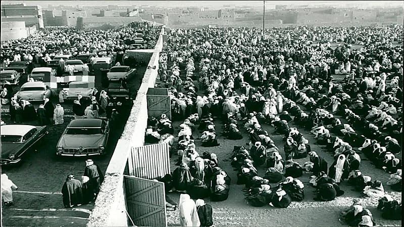 صورة نادرة للملك سعود يصلي صلاة عيد الفطر في مصلى العيد بالرياض