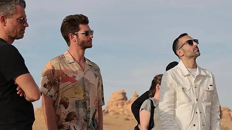 اندرو غارفيلد يستكشف صحراء العلا   ..  صور