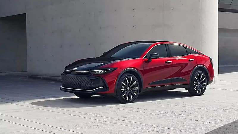 مقارنة بين سيارة تويوتا كراون ماجيستا وبريميوم 2023 .. فيديو