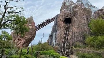 تعطل لعبة في الملاهي يترك الركاب عالقين في الهواء..فيديو