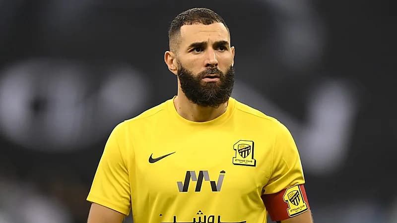 بنزيما يطلب من الاتحاد حسم صفقة لاعب برشلونة